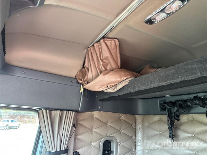 Freightliner Cascadia 113 6x4 Sleeper Car Carrier Truck Biltransportbilar