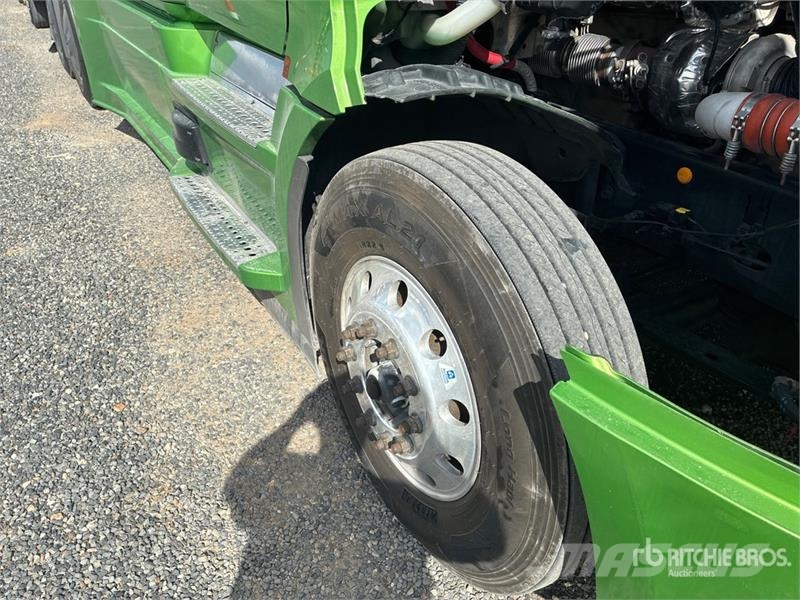 Freightliner Cascadia 126 6x4 T/A Sleeper Truck Tractor 中古トラクターヘッド | トレーラーヘッド