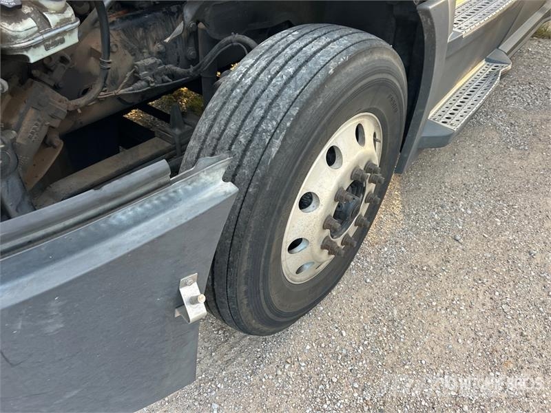 Freightliner Cascadia 6x4 T/A Sleeper Truck Tractor (Inoperable Trekkvogner