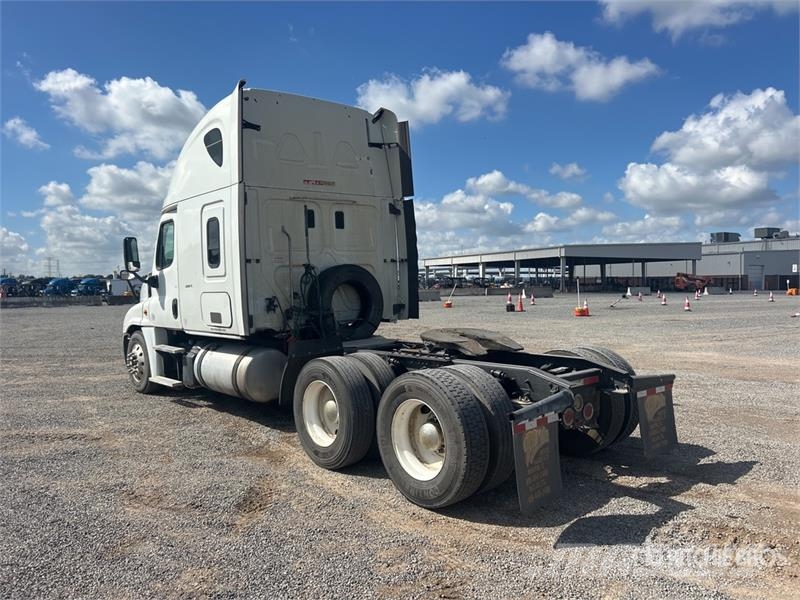 Freightliner Cascadia 125 6x4 T/A Sleeper Truck Tractor Trekkvogner