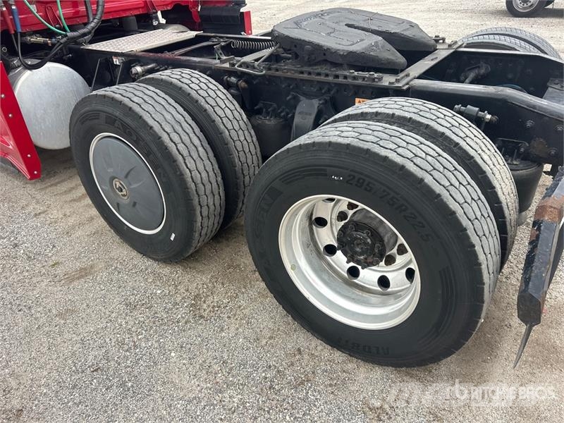 Freightliner Cascadia 126 6x4 T/A Sleeper Truck Tractor Vlačilci