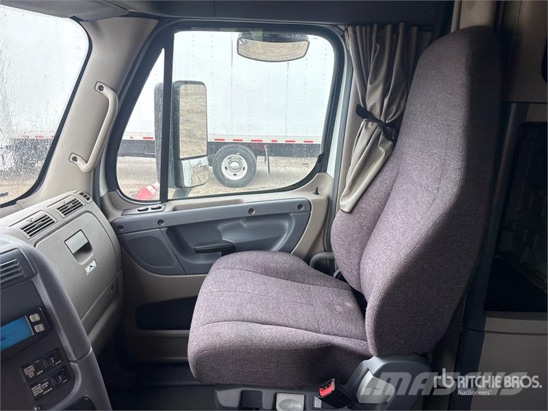 Freightliner Cascadia 125 6x4 T/A Sleeper Truck Tractor Vilcēji