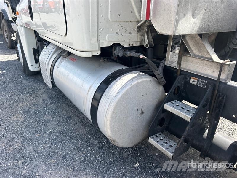 Freightliner Cascadia 125 6x4 T/A Sleeper Truck Tractor (Inoper Camiones tractor