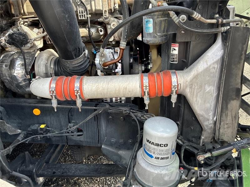 Freightliner Cascadia 126 6x4 T/A Sleeper Truck Tractor 中古トラクターヘッド | トレーラーヘッド