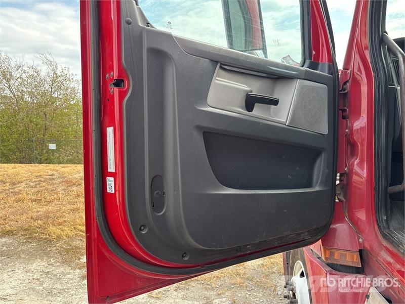 Freightliner Cascadia 126 6x4 T/A Sleeper Truck Tractor Vlačilci