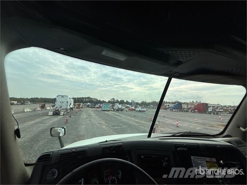 Freightliner Cascadia 125 6x4 T/A Sleeper Truck Tractor Vlačilci