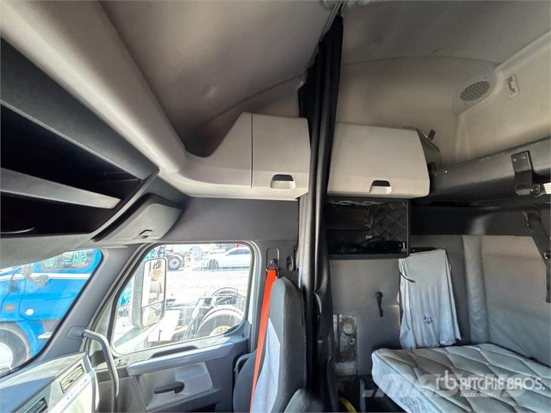 Freightliner Cascadia 126 6x4 T/A Sleeper Truck Tractor Tegljači