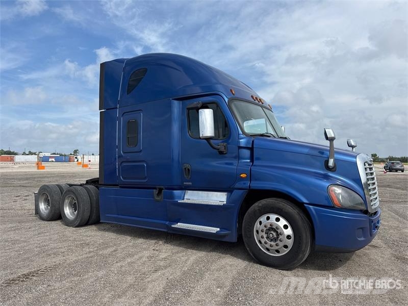 Freightliner Cascadia 125 6x4 T/A Sleeper Truck Tractor Vlačilci