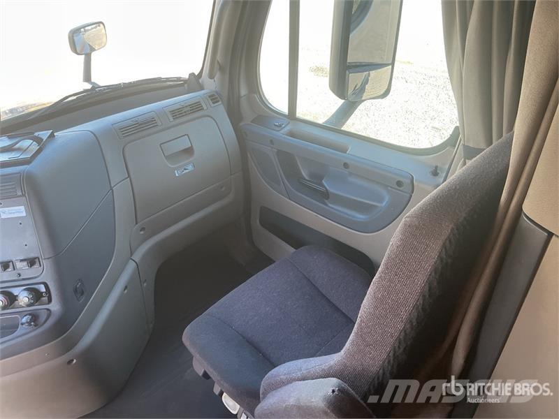Freightliner Cascadia 125 6x4 T/A Sleeper Truck Tractor 中古トラクターヘッド | トレーラーヘッド