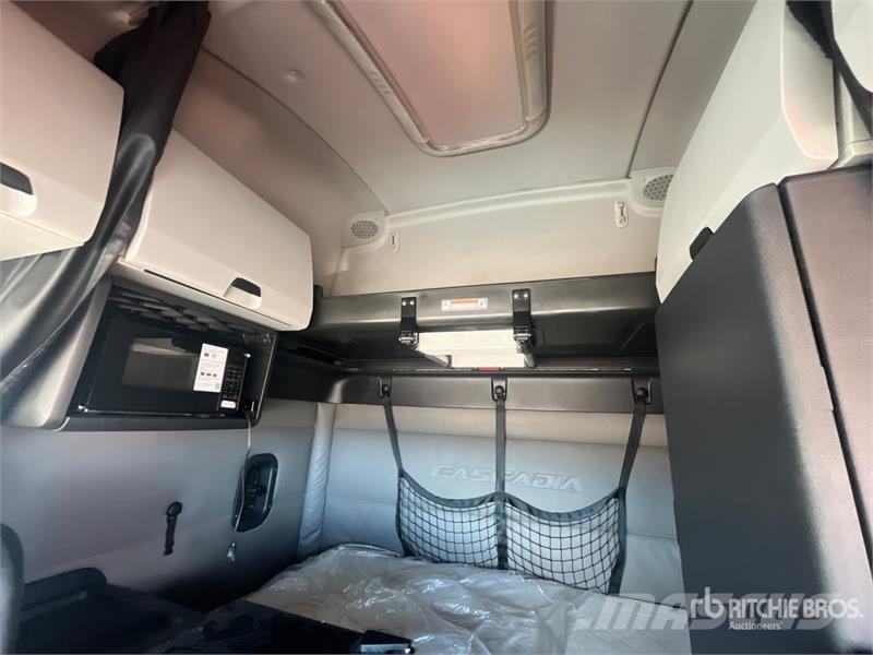 Freightliner Cascadia 126 6x4 T/A Sleeper Truck Tractor Седельные тягачи