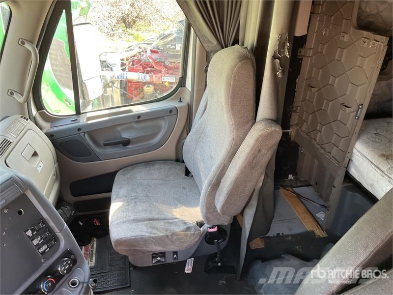 Freightliner Cascadia 125 6x4 T/A Sleeper Truck Tractor Cabezas tractoras