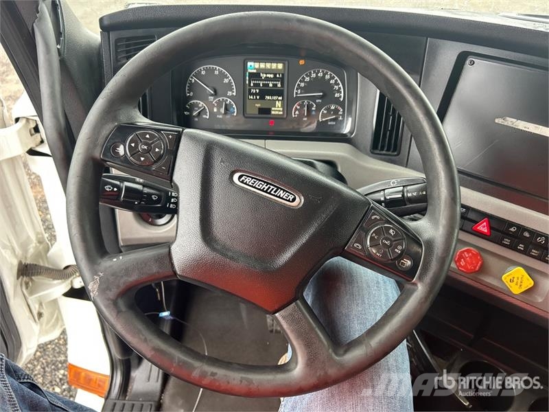 Freightliner Cascadia 126 6x4 T/A Sleeper Truck Tractor Nyergesvontatók