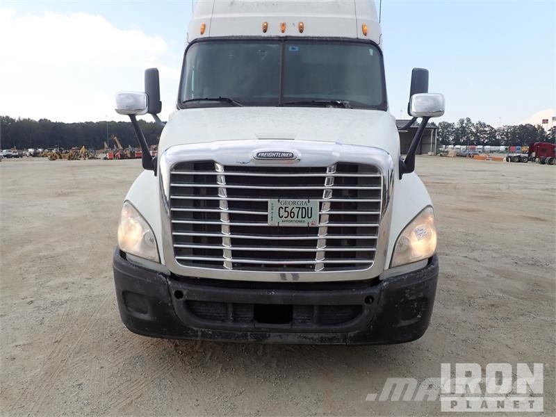 Freightliner Cascadia 125 6x4 T/A Sleeper Truck Tractor Vilcēji
