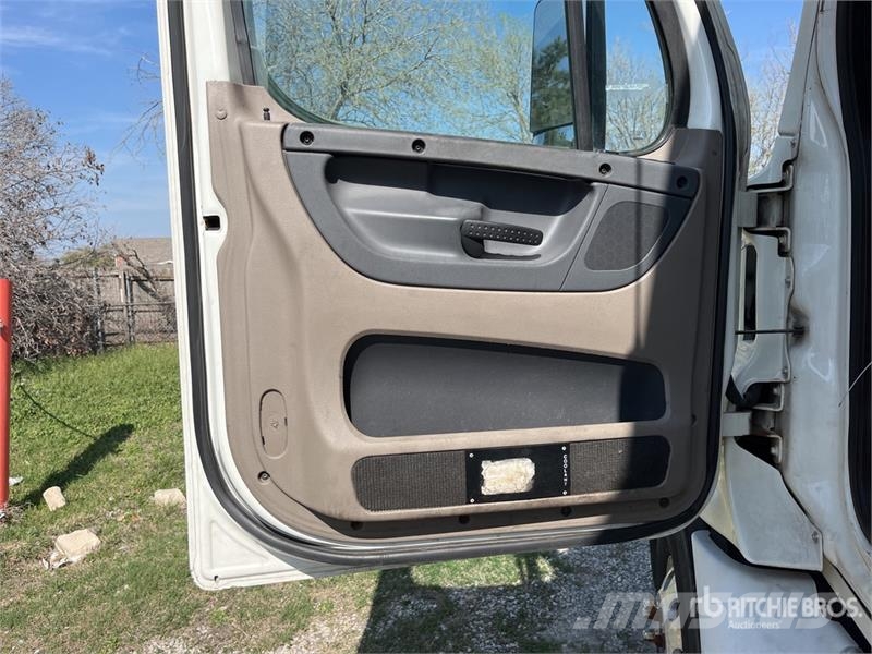 Freightliner Cascadia 125 6x4 T/A Sleeper Truck Tractor Cabezas tractoras
