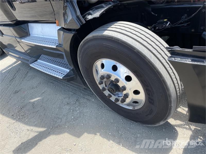 Freightliner Cascadia 126 6x4 T/A Sleeper Truck Tractor (Inoper Седельные тягачи