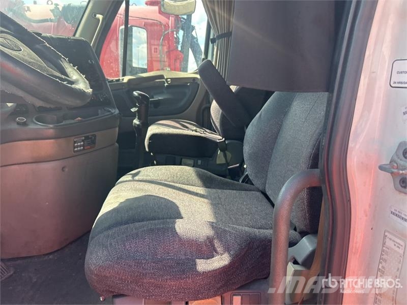 Freightliner Cascadia 125 6x4 T/A Sleeper Truck Tractor Trekkvogner