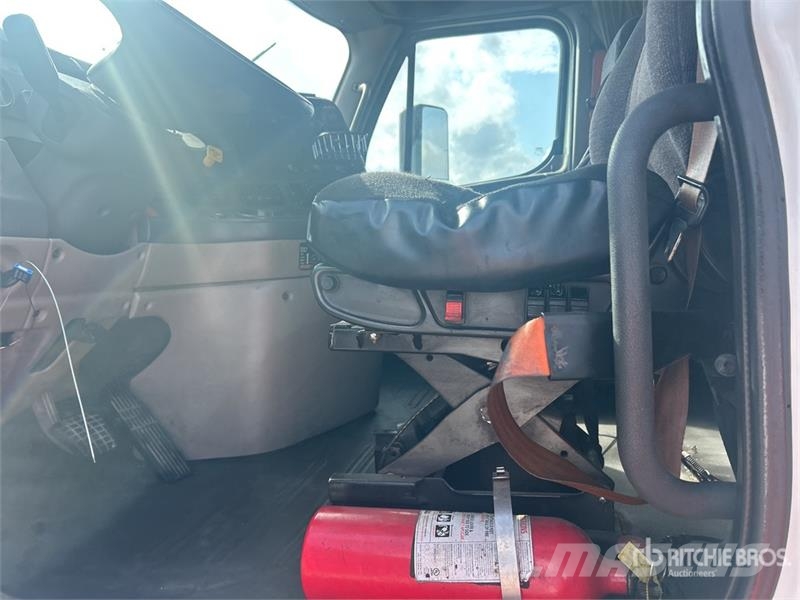 Freightliner Cascadia 125 6x4 T/A Sleeper Truck Tractor Седельные тягачи