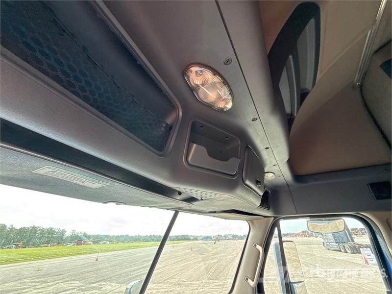 Freightliner Cascadia 125 6x4 T/A Sleeper Truck Tractor Vlačilci