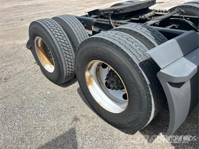 Freightliner Cascadia 126 6x4 T/A Sleeper Truck Tractor Tegljači
