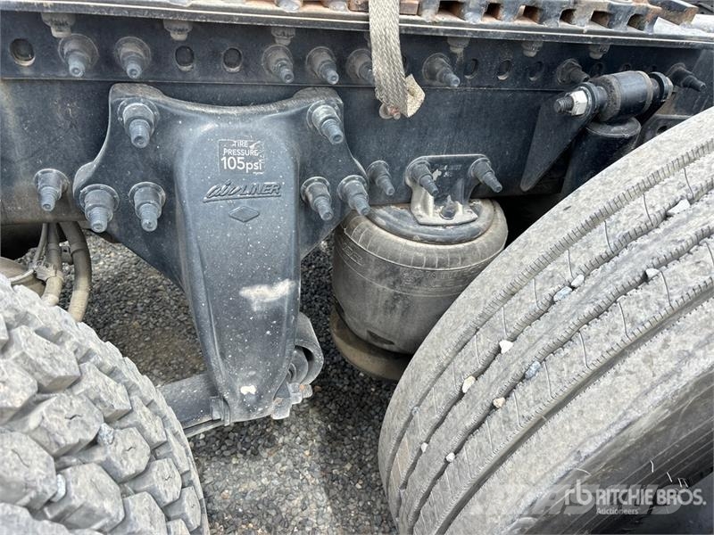 Freightliner Cascadia 126 6x4 T/A Sleeper Truck Tractor Nyergesvontatók