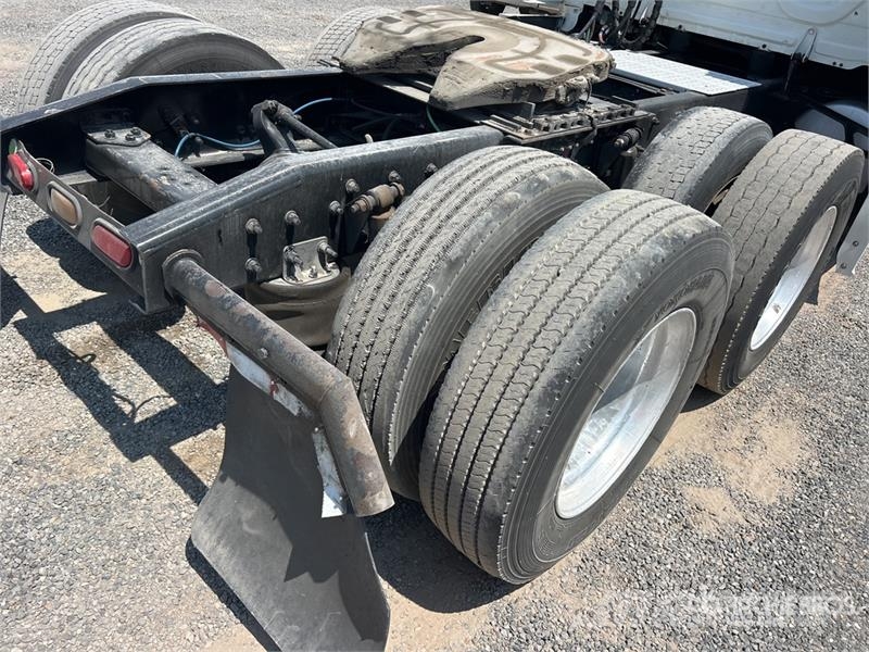 Freightliner Cascadia 126 6x4 T/A Sleeper Truck Tractor وحدات الجر