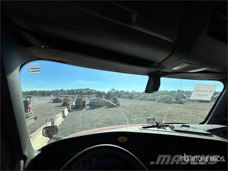 Freightliner Cascadia 126 6x4 T/A Sleeper Truck Tractor Sattelzugmaschinen