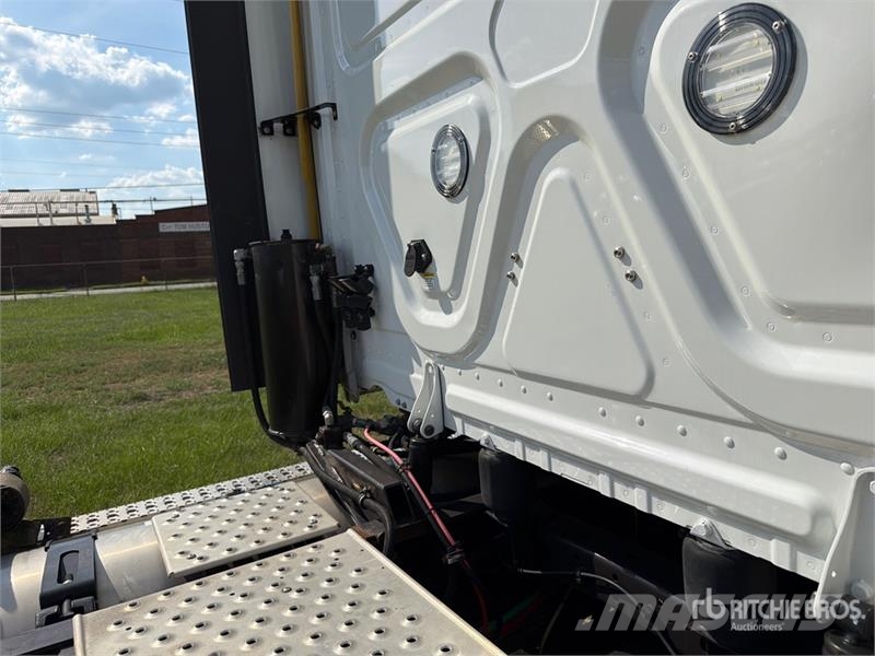 Freightliner Cascadia 113 6x4 Sleeper Car Carrier Truck مركبات النقل