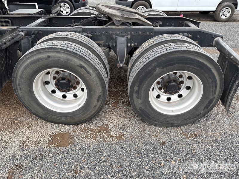 Freightliner Cascadia 125 6x4 T/A Sleeper Truck Tractor Naudoti vilkikai