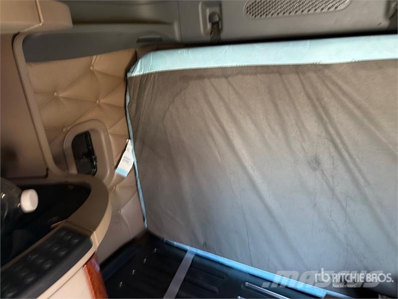 Freightliner Cascadia 113 6x4 Sleeper Car Carrier Truck (Inoper Camiones portacoches