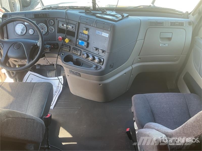 Freightliner Cascadia 125 6x4 T/A Sleeper Truck Tractor 中古トラクターヘッド | トレーラーヘッド