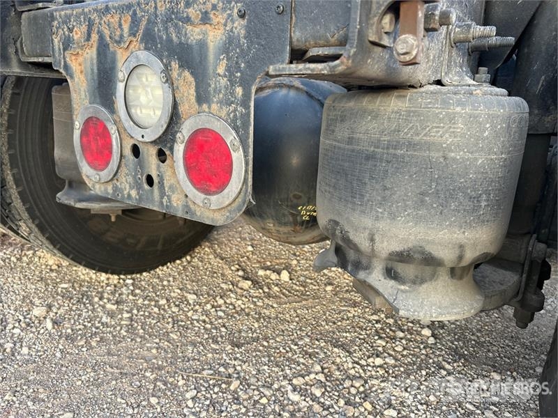 Freightliner Cascadia 6x4 T/A Sleeper Truck Tractor (Inoperable Trekkvogner