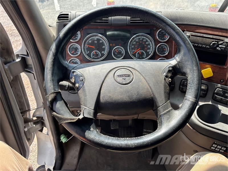 Freightliner Cascadia 125 6x4 T/A Sleeper Truck Tractor 中古トラクターヘッド | トレーラーヘッド