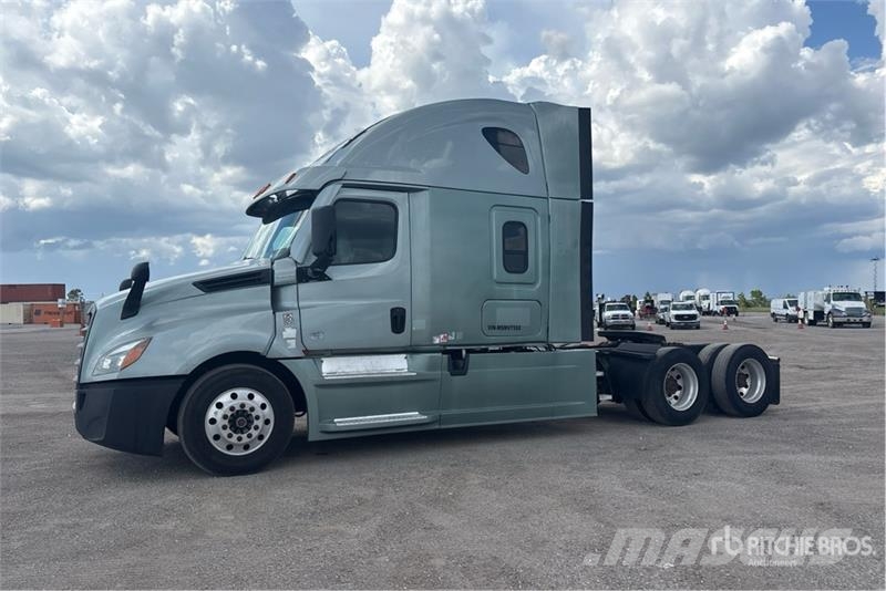 Freightliner Cascadia 126 T/A Sleeper Truck Tractor Tractor Units