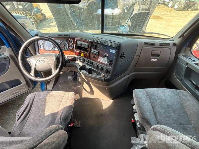 Freightliner Cascadia 125 6x4 T/A Sleeper Truck Tractor (Inoper Vilcēji