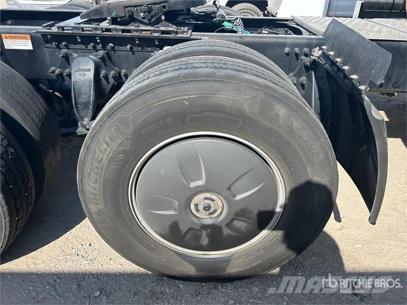 Freightliner Cascadia 126 6x4 T/A Sleeper Truck Tractor Tegljači