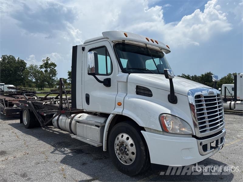 Freightliner Cascadia 113 Camiones portavehículos