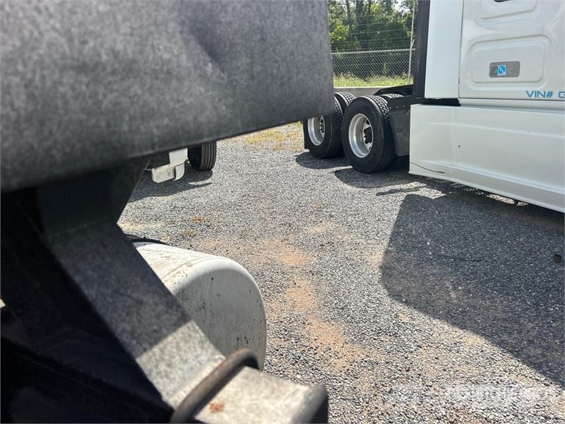 Freightliner Cascadia 125 6x4 T/A Sleeper Truck Tractor (Inoper Camiones tractor