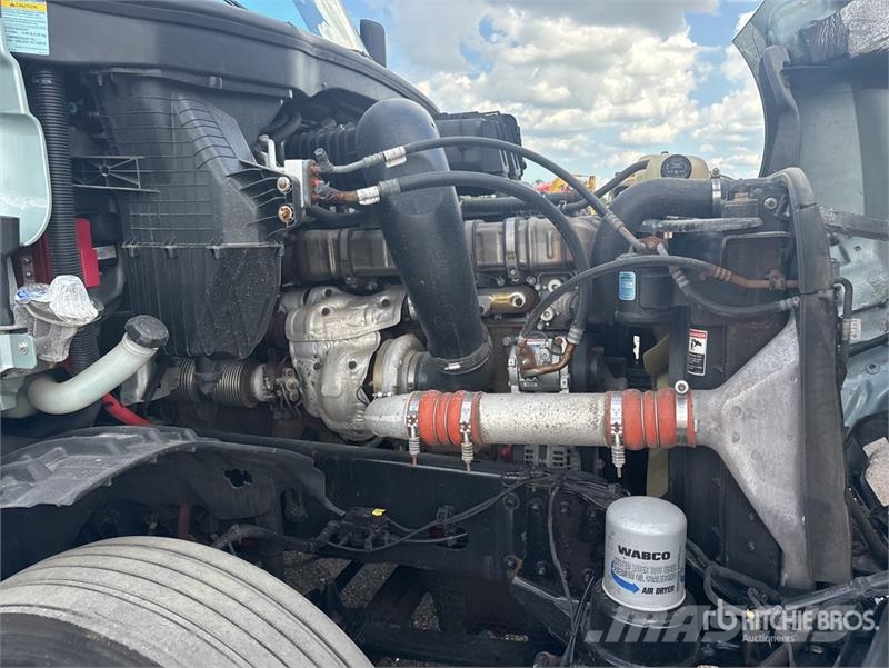 Freightliner Cascadia 126 T/A Sleeper Truck Tractor Tractor Units