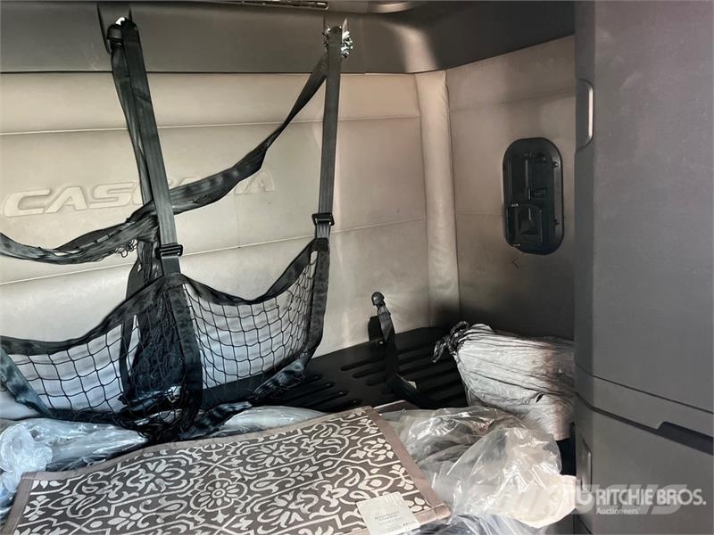 Freightliner Cascadia 126 6x4 T/A Sleeper Truck Tractor (Inoper Тягачі