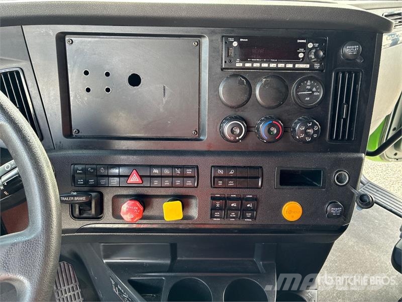 Freightliner Cascadia 126 6x4 T/A Sleeper Truck Tractor 中古トラクターヘッド | トレーラーヘッド