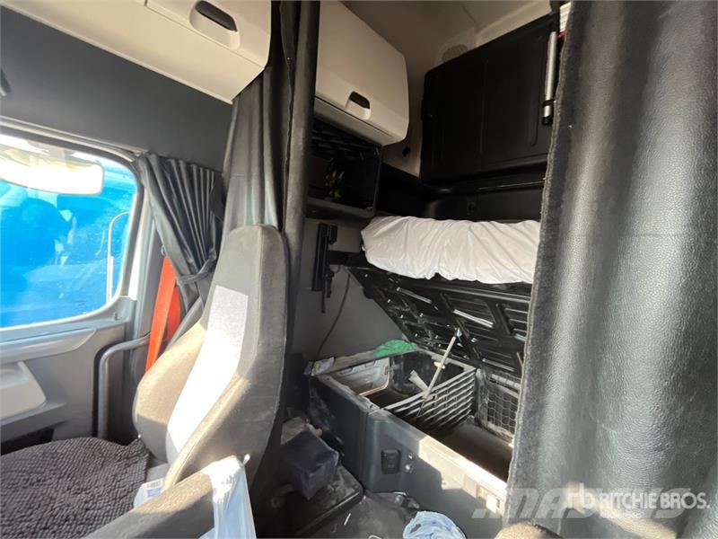 Freightliner Cascadia 126 6x4 T/A Sleeper Truck Tractor Tracteur routier