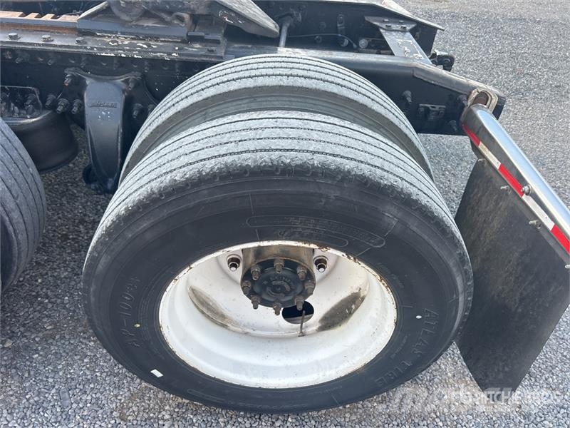 Freightliner Cascadia 125 6x4 T/A Sleeper Truck Tractor Trekkvogner
