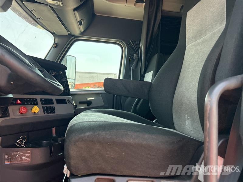 Freightliner Cascadia 126 6x4 T/A Sleeper Truck Tractor وحدات الجر