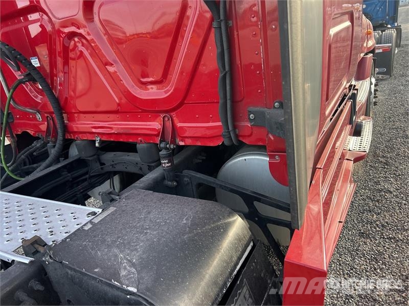 Freightliner Cascadia 125 6x4 T/A Sleeper Truck Tractor Vilcēji