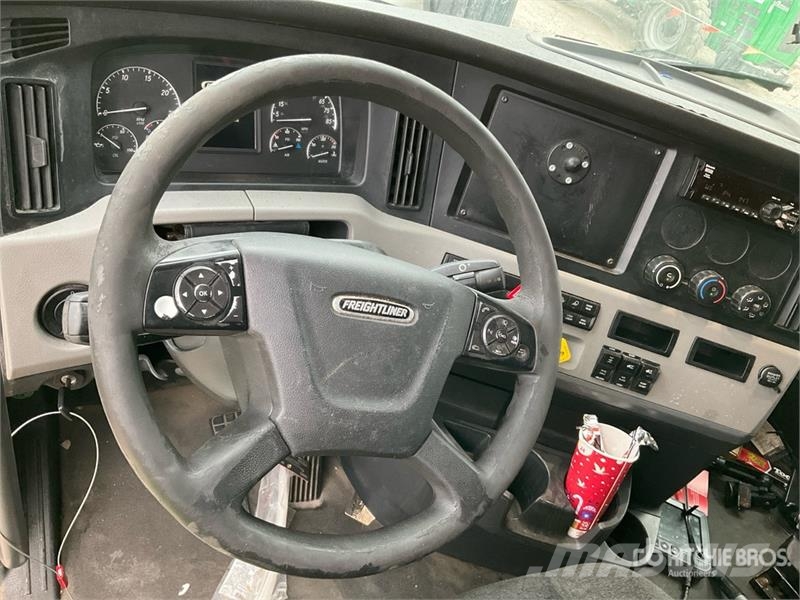 Freightliner Cascadia 126 6x4 T/A Sleeper Truck Tractor Vilcēji