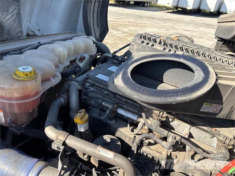 Freightliner Cascadia 126 6x4 T/A Sleeper Truck Tractor 曳引機組件