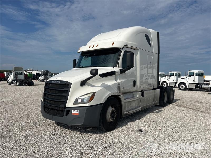 Freightliner Cascadia 126 6x4 T/A Sleeper Truck Tractor 中古トラクターヘッド | トレーラーヘッド