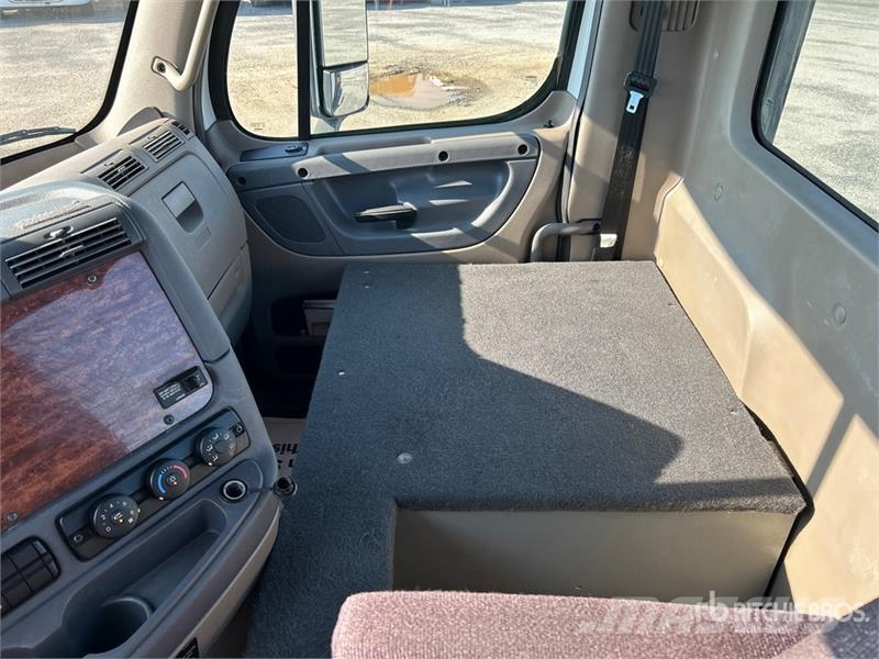 Freightliner Cascadia 113 T/A Car Carrier Truck Autoveokid