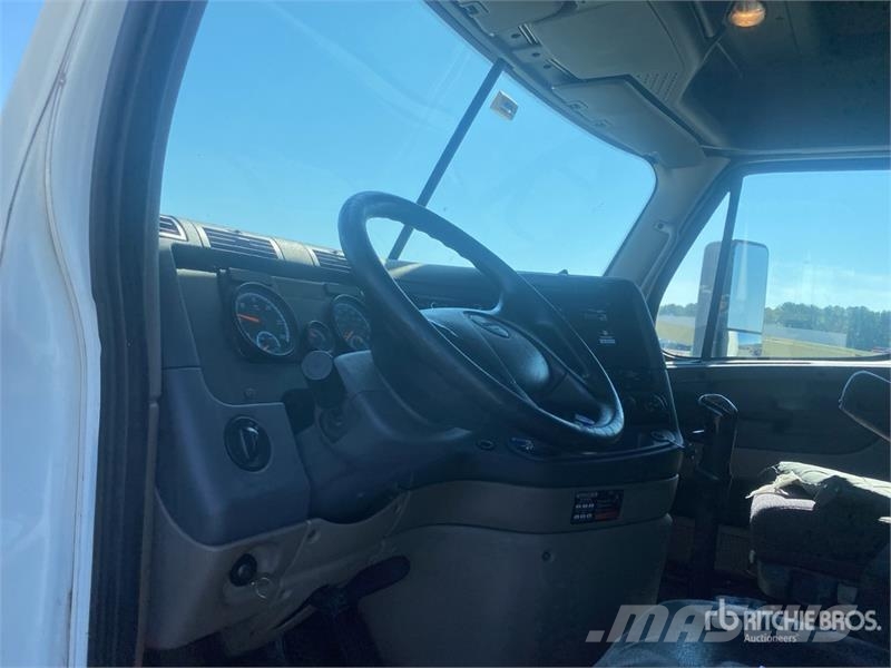 Freightliner Cascadia 125 6x4 T/A Sleeper Truck Tractor Cabezas tractoras