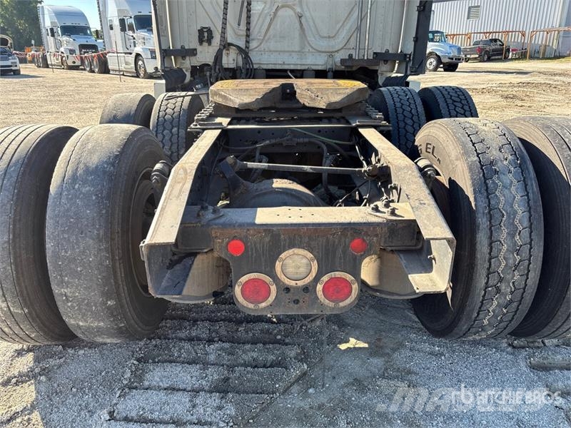 Freightliner Cascadia 126 6x4 T/A Sleeper Truck Tractor 曳引機組件